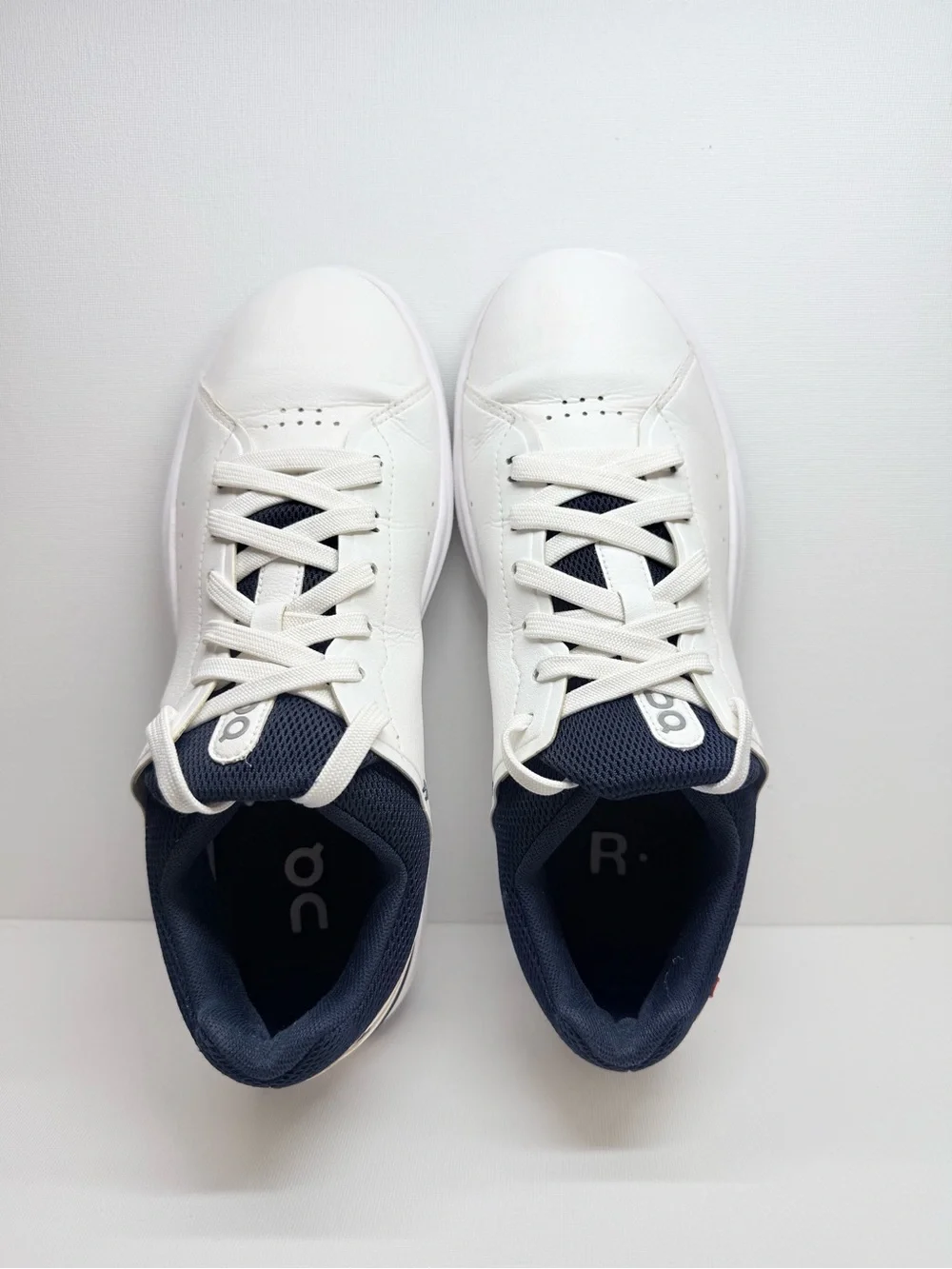On CLOUD THE ROGER Running Men’s White and Navy Low-Top Sneakers